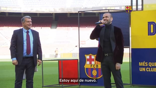 Dani Alves se dirige al Camp Nou